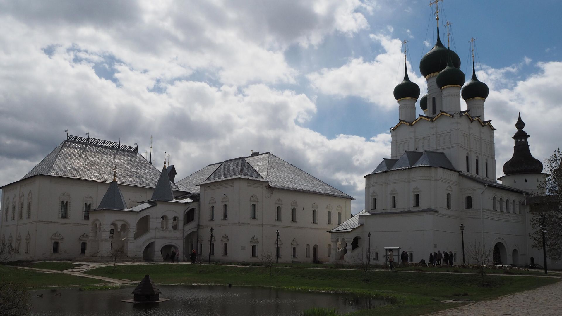 Красная палата (слева) и храма Иоанна Богослова в музее-заповеднике Ростовский Кремль Красная палата (слева) и храма Иоанна Богослова в музее-заповеднике Ростовский Кремль - РИА Новости, 1920, 30.12.2022