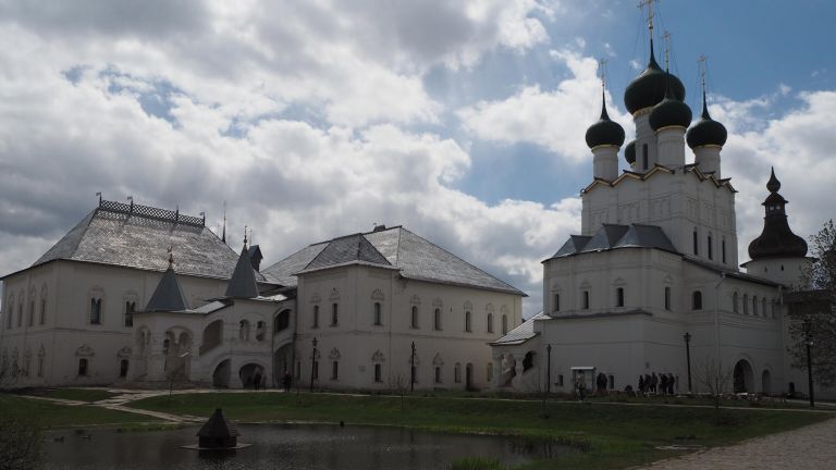 Красная палата (слева) и храма Иоанна Богослова в музее-заповеднике Ростовский Кремль