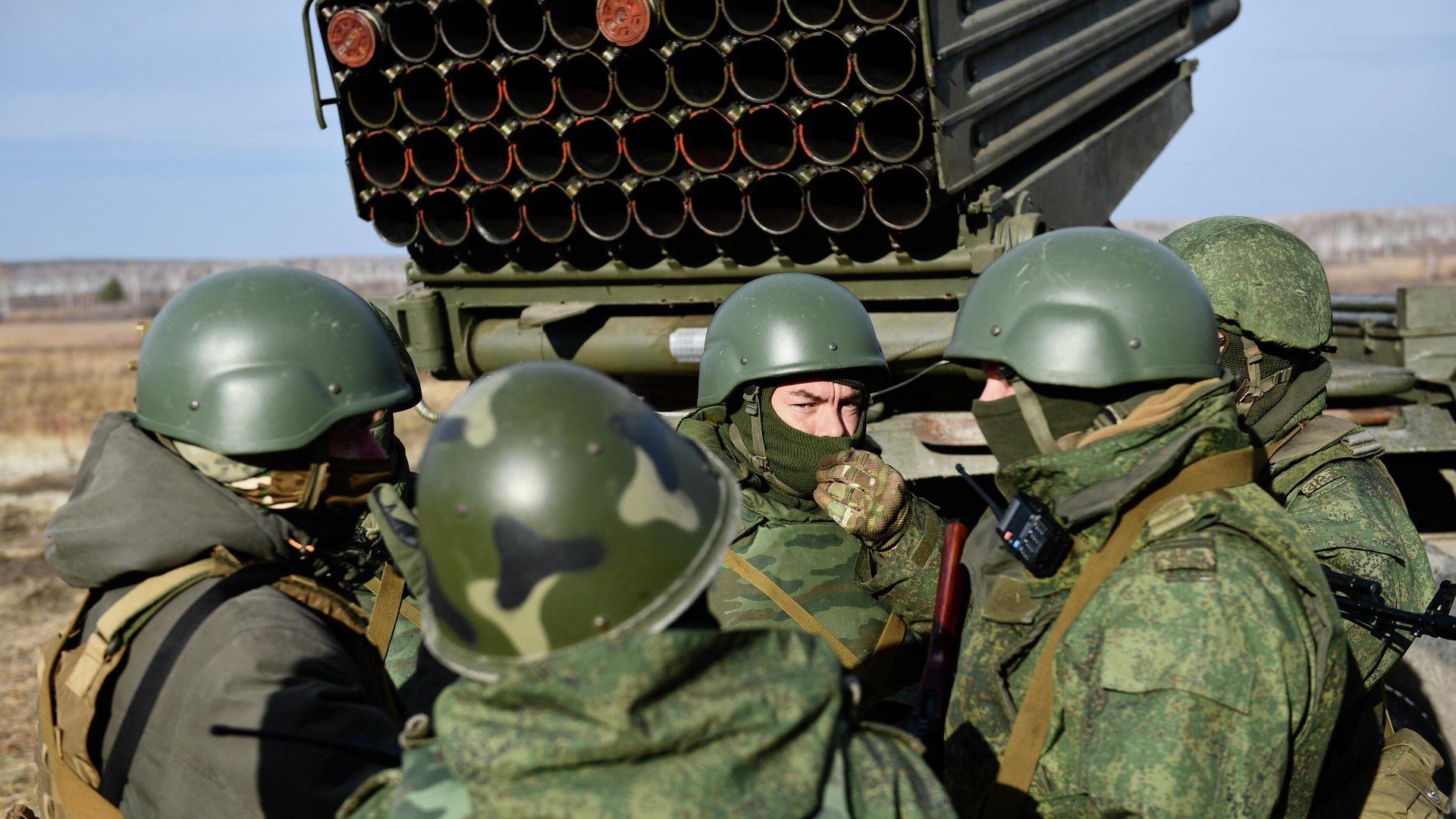 Российские военные рядом с РСЗО Град Российские военные рядом с РСЗО Град - РИА Новости, 1920, 09.01.2023