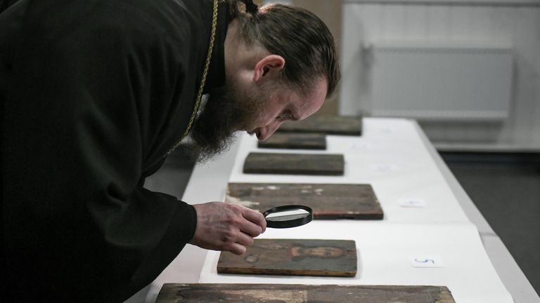 Наместник монастыря Саввы Освященного архимандрит Иоанн осматривает старинные иконы, которые пытались контрабандой вывезти из недостроенного здания храма раскольнической Православной церкви Украины, в Мелитопольском государственном краеведческом музее Наместник монастыря Саввы Освященного архимандрит Иоанн осматривает старинные иконы, которые пытались контрабандой вывезти из недостроенного здания храма раскольнической Православной церкви Украины, в Мелитопольском государственном краеведческом музее