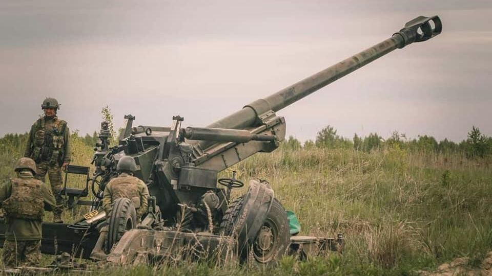 Украинские военные во время стрельбы из гаубицы FH70 - РИА Новости, 1920, 24.11.2022