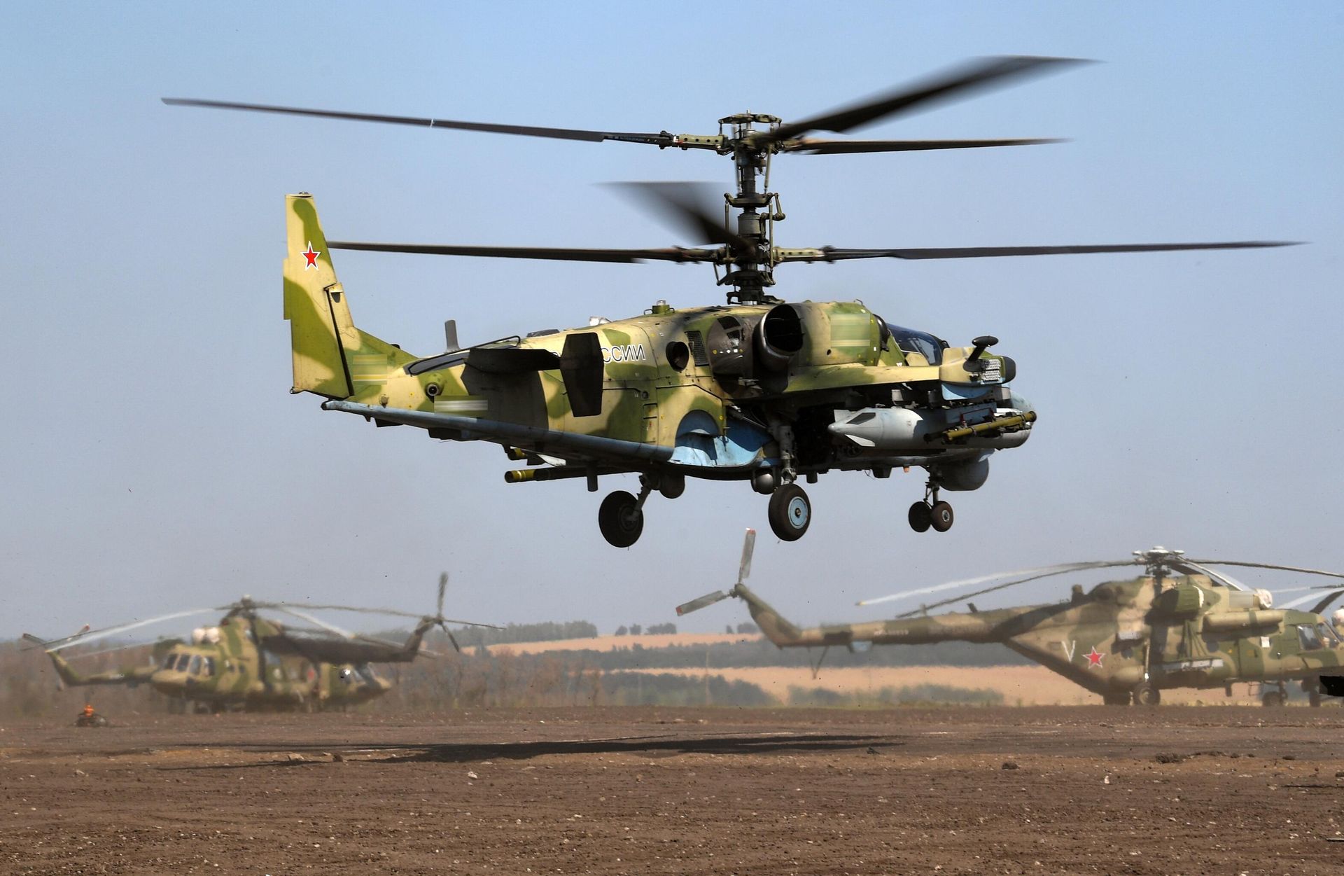 Ударный вертолет Ка-52 ВКС России на аэродроме Ударный вертолет Ка-52 ВКС России на аэродроме - РИА Новости, 1920, 30.01.2023