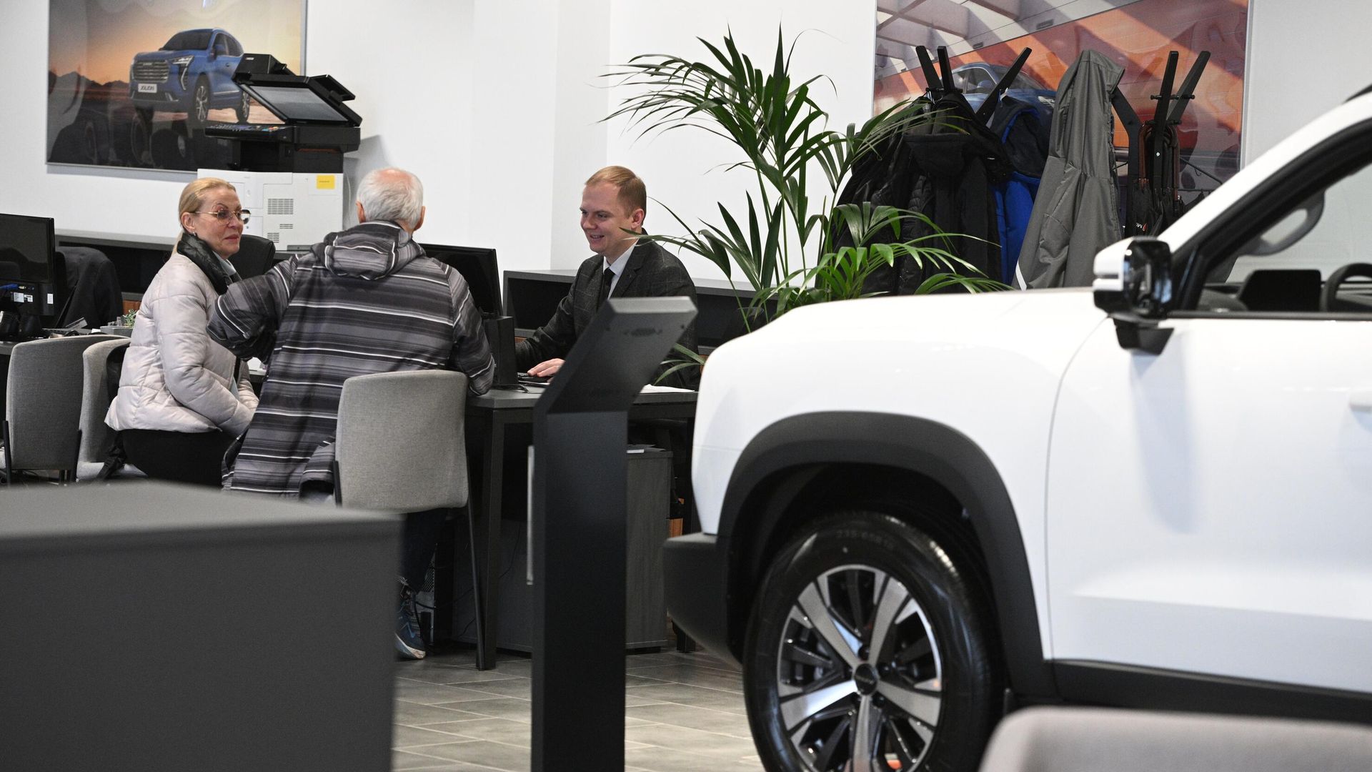 Сотрудник автосалона работает с клиентами Сотрудник автосалона работает с клиентами - РИА Новости, 1920, 25.01.2023