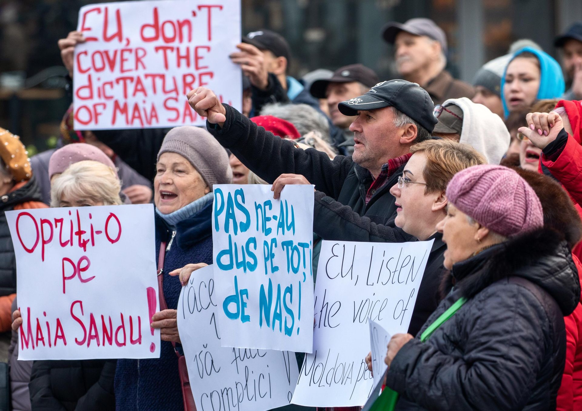 Жители Кишинева на митинге перед встречей президента Молдавии Майи Санду и председателя Европейской комиссии Урсулы фон дер Ляйен - РИА Новости, 1920, 08.02.2023
