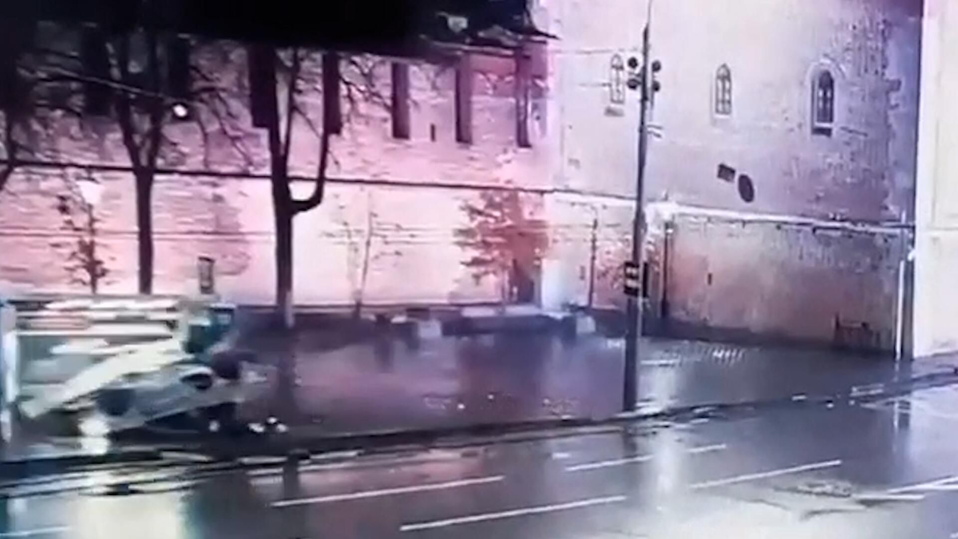 Момент наезда легковушки на остановку у стен нижегородского кремля Момент наезда легковушки на остановку у стен нижегородского кремля - РИА Новости, 1920, 10.11.2022
