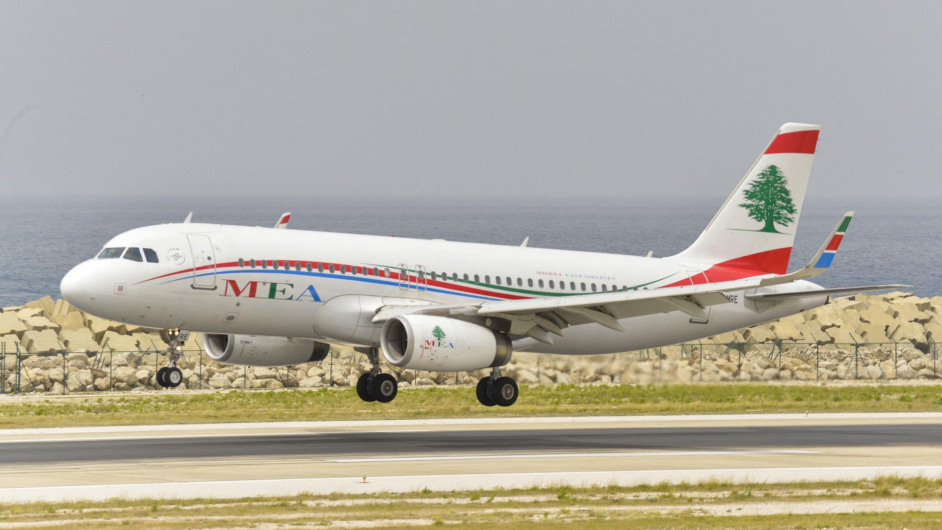 Самолет национальной авиакомпании Ливана Middle East Airlines совершает посадку в аэропорту Бейрута Самолет национальной авиакомпании Ливана Middle East Airlines совершает посадку в аэропорту Бейрута - РИА Новости, 1920, 10.11.2022