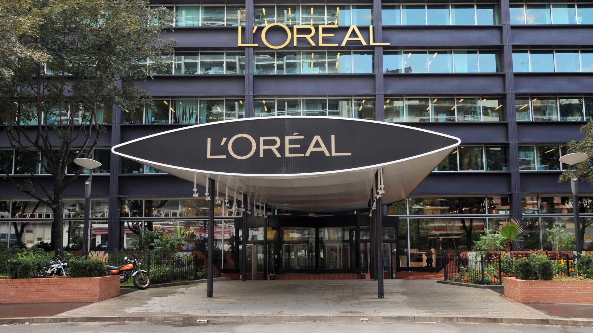 Здание штаб-квартиры французской компании L'Oreal Здание штаб-квартиры французской компании L'Oreal - РИА Новости, 1920, 10.11.2022