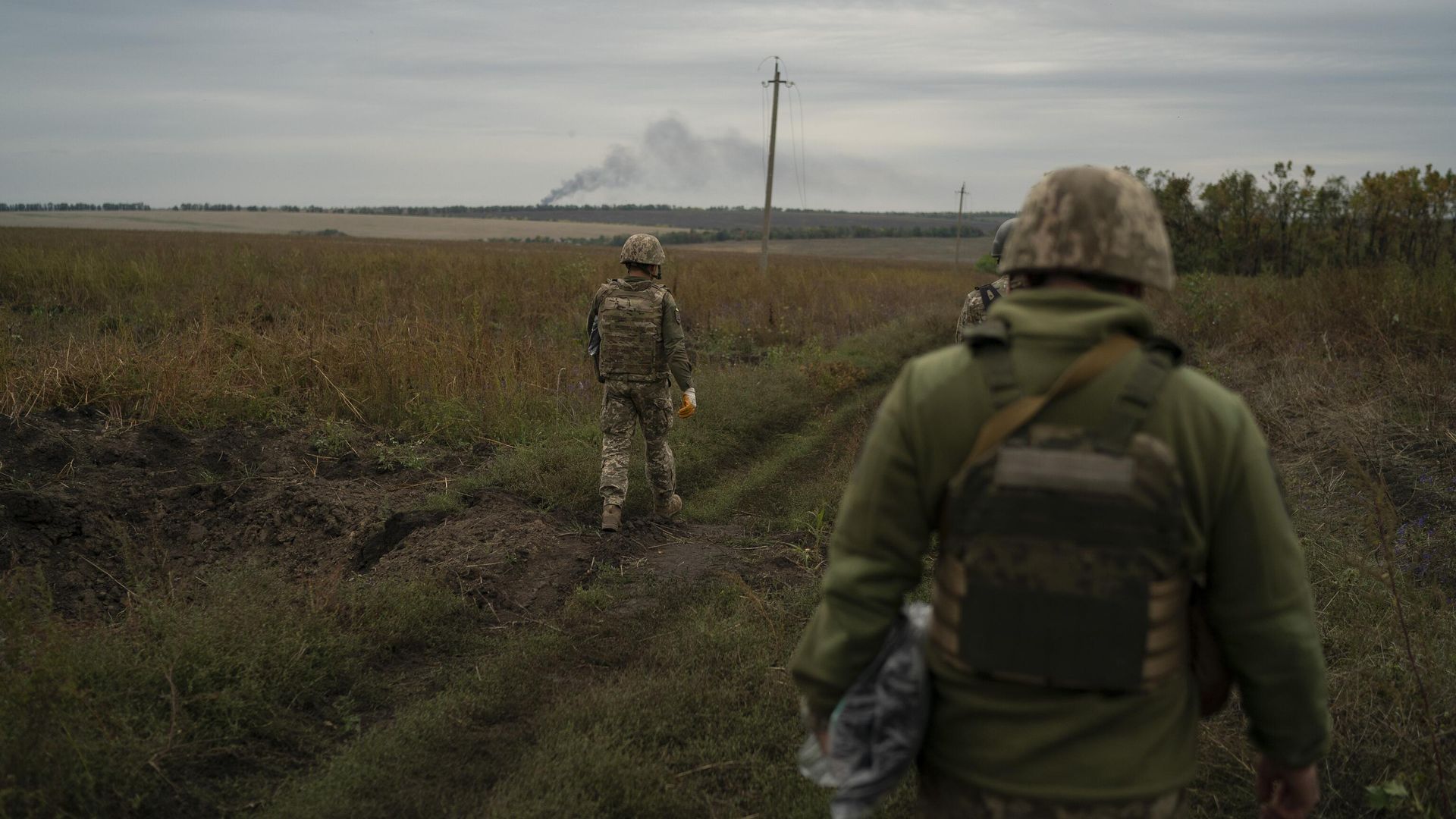 Украинские солдаты ищут тела погибших военнослужащих ВСУ Украинские солдаты ищут тела погибших военнослужащих ВСУ - РИА Новости, 1920, 21.11.2022