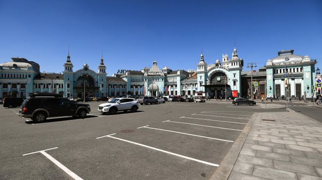 Парковка у здания Белорусского вокзала в Москве