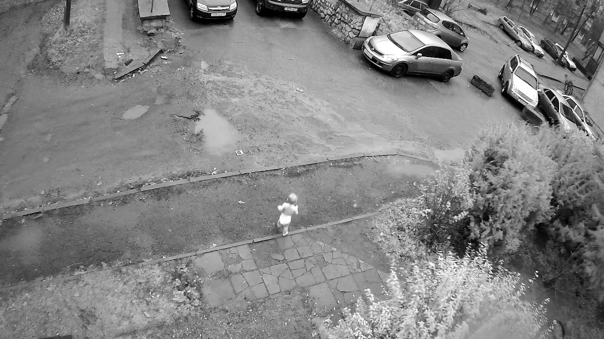 Полуторагодовалая девочка ушла из детсада в Кирове. Видео с камеры наблюдения Полуторагодовалая девочка ушла из детсада в Кирове. Видео с камеры наблюдения - РИА Новости, 1920, 12.11.2022