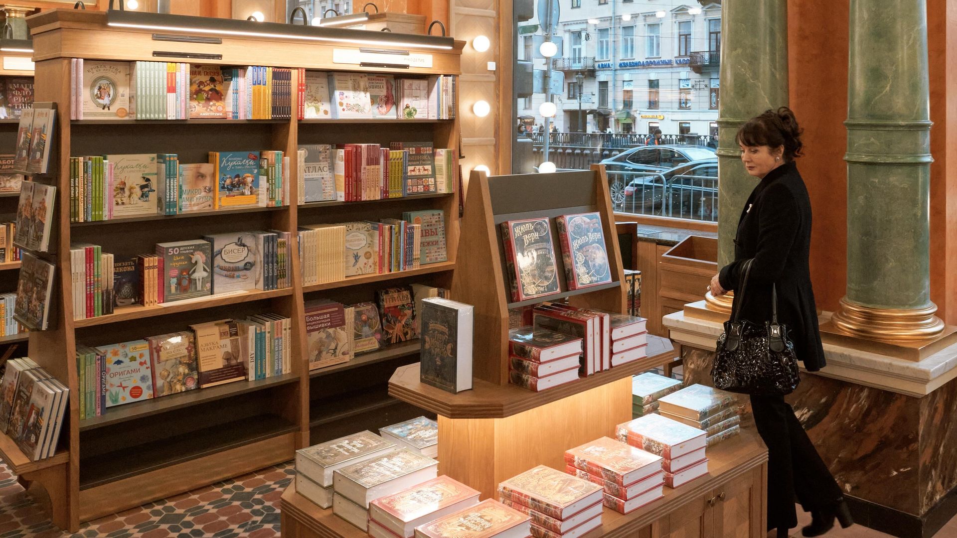 Дом книги в Доме Зингера на Невском проспекте в Санкт-Петербурге Дом книги в Доме Зингера на Невском проспекте в Санкт-Петербурге - РИА Новости, 1920, 19.03.2026