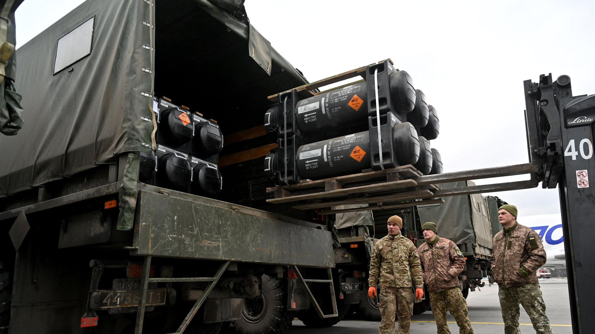 Разгрузка американских ПТРК FGM-148 Javelin на Украине Разгрузка американских ПТРК FGM-148 Javelin на Украине - РИА Новости, 1920, 13.11.2022