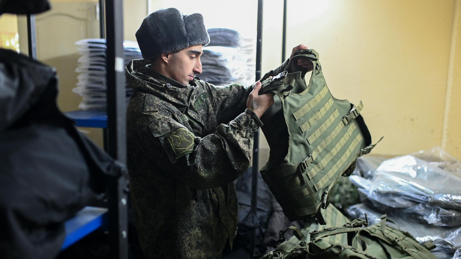 Военнослужащий ВС РФ во время выдачи комплекта боевой экипировки мобилизованного на пункте приема личного состава Военнослужащий ВС РФ во время выдачи комплекта боевой экипировки мобилизованного на пункте приема личного состава - РИА Новости, 1920, 25.04.2023