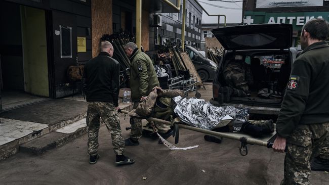 Раненый украинский военный в Бахмуте