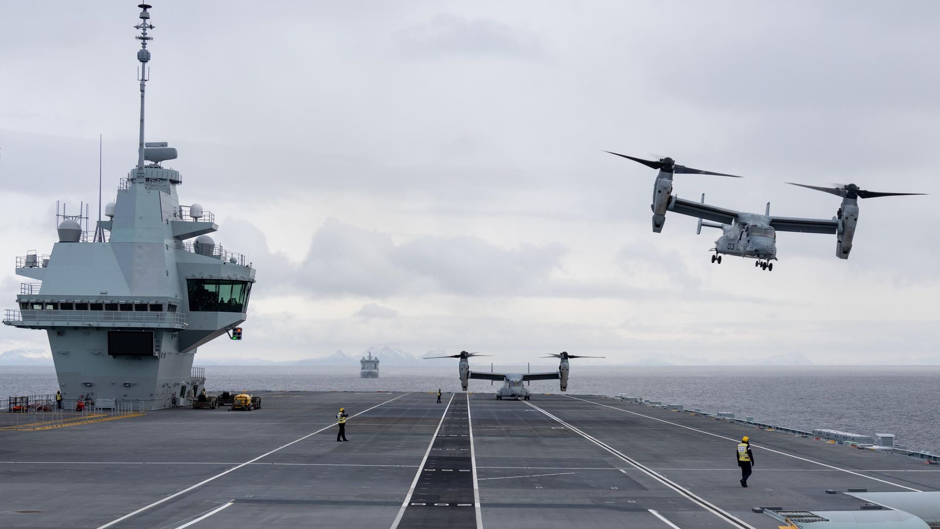 Американские конвертопланы MV-22B Osprey взлетают с палубы британского авианосца HMS Prince of Wales во время учений Cold Response 2022 - РИА Новости, 1920, 13.11.2022