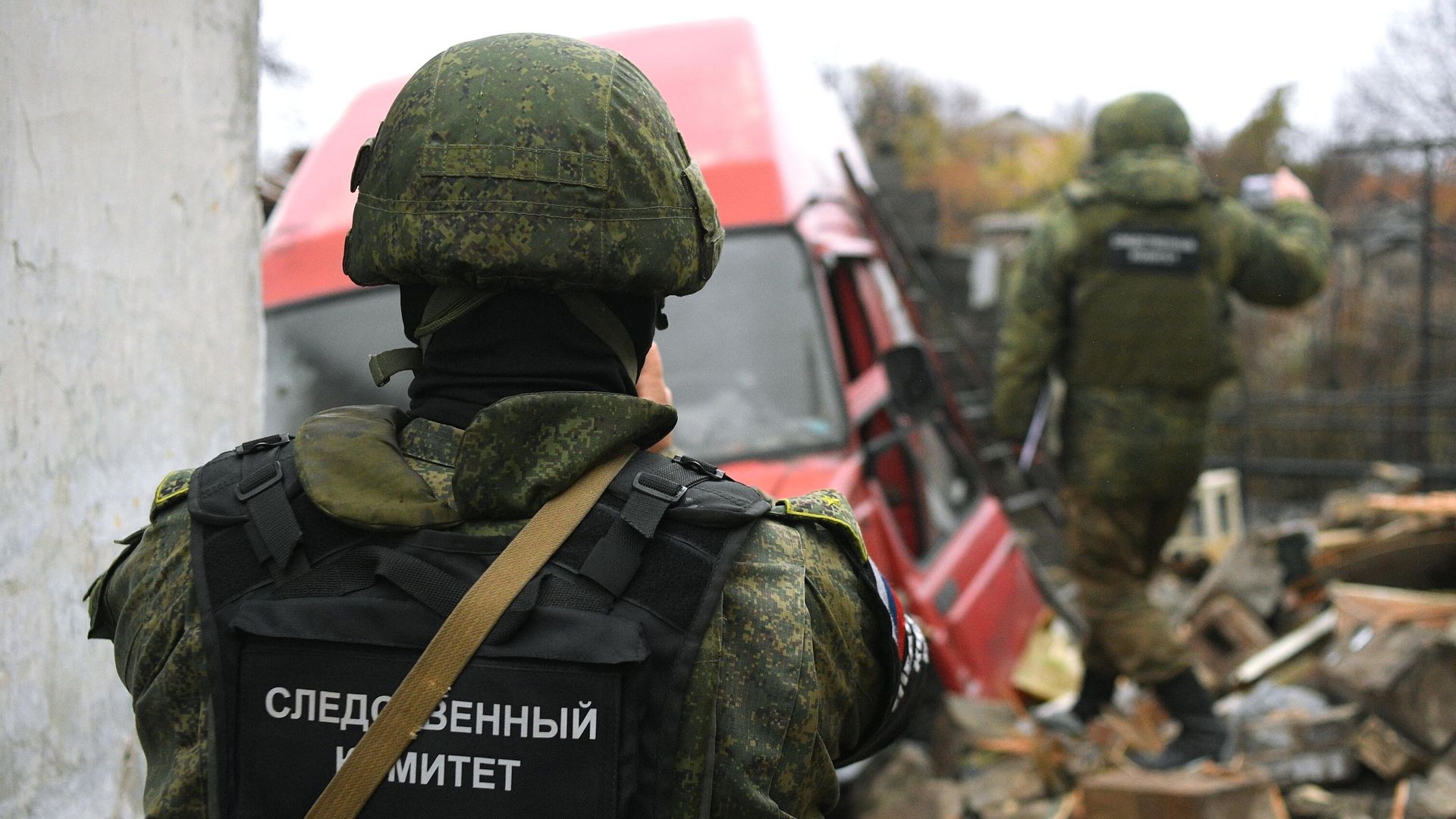 Сотрудники Следственного комитета РФ фиксируют последствия обстрелов Сотрудники Следственного комитета РФ фиксируют последствия обстрелов - РИА Новости, 1920, 02.12.2022