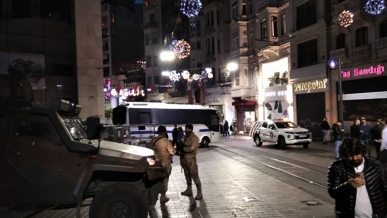 Военнослужащие дежурят неподалеку от места взрыва на улице Истикляль в Стамбуле Военнослужащие дежурят неподалеку от места взрыва на улице Истикляль в Стамбуле - РИА Новости, 1920, 14.11.2022