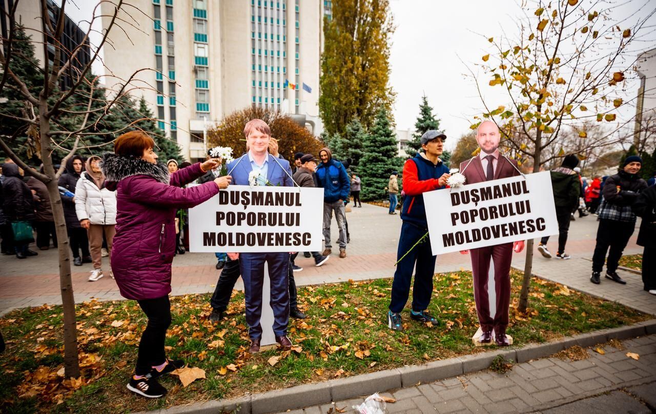 Картонные фигуры представителей власти с табличками враг молдавского народа - РИА Новости, 1920, 08.02.2023