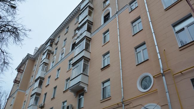 Неоклассический дом середины XX века в московском районе Покровское-Стрешнево