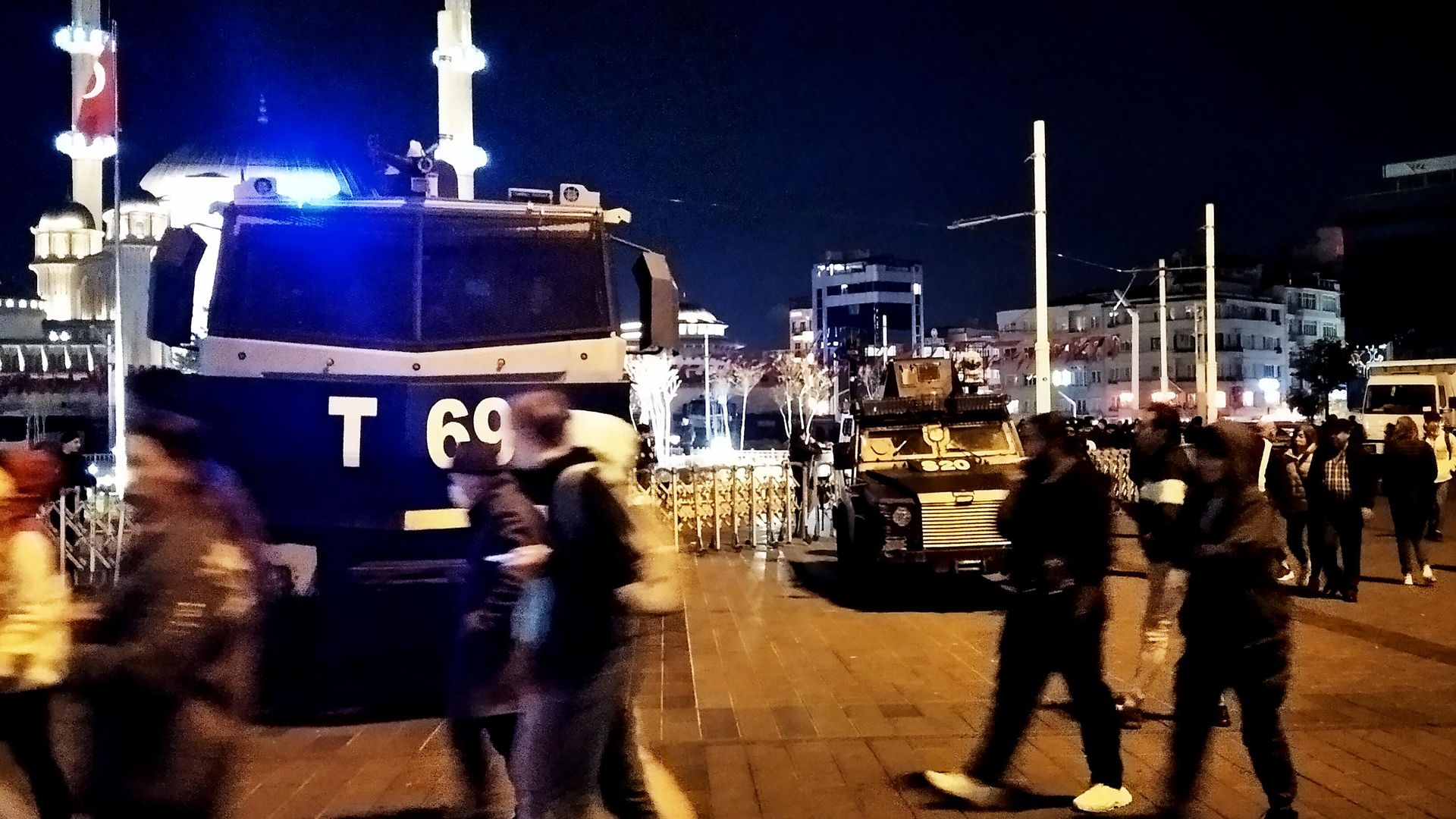 Автомобиль полиции неподалеку от места взрыва на улице Истикляль в Стамбуле - РИА Новости, 1920, 14.11.2022