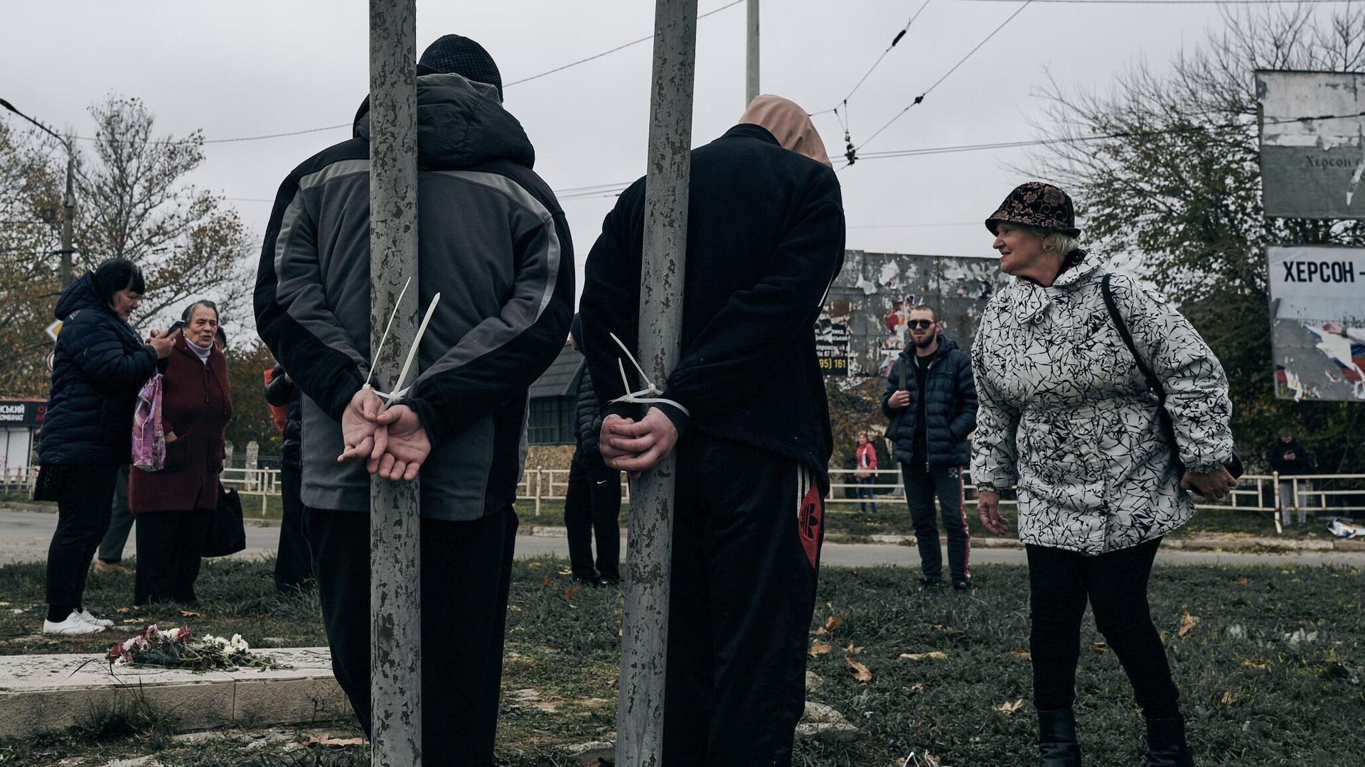 Жители Херсона, привязанные за руки к столбам, на одной из улиц города Жители Херсона, привязанные за руки к столбам, на одной из улиц города - РИА Новости, 1920, 14.11.2022