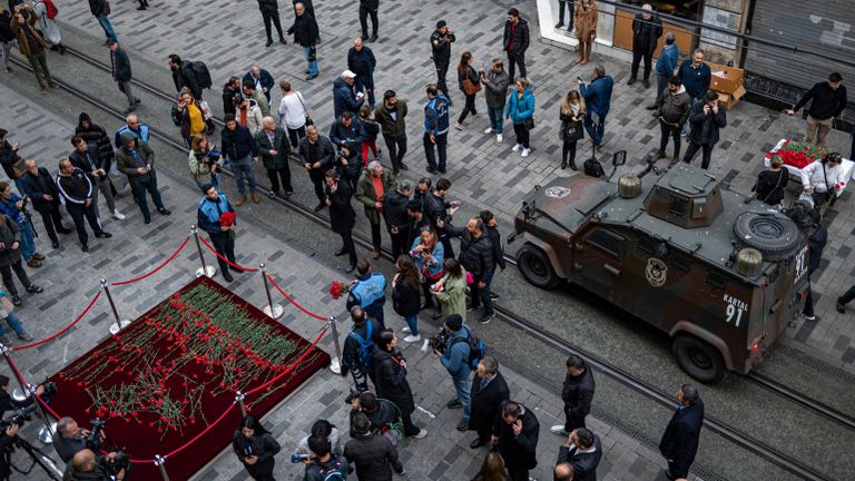 Мемориал жертвам теракта на улице Истикляль в Стамбуле Мемориал жертвам теракта на улице Истикляль в Стамбуле
