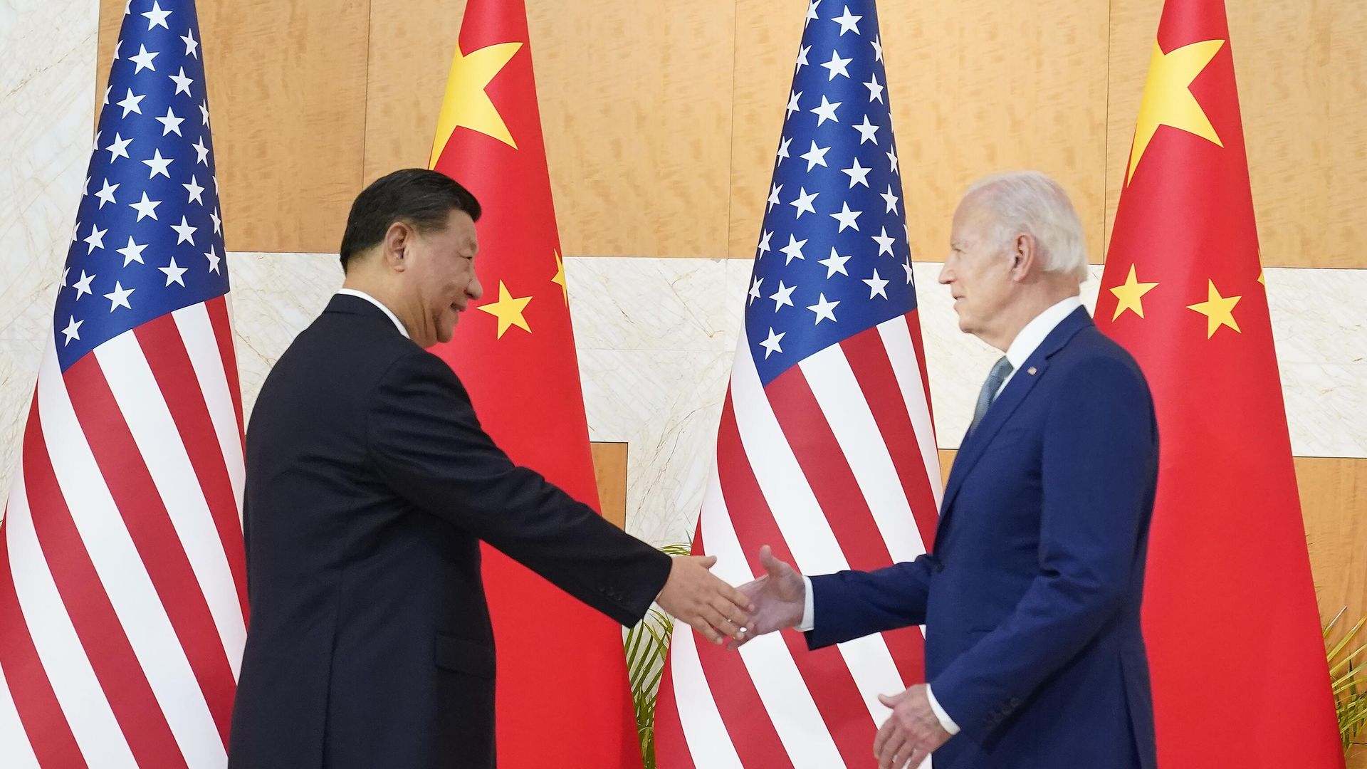 Председатель КНР Си Цзиньпин и президент США Джо Байден во время встречи на саммите G20 в Индонезии - РИА Новости, 1920, 16.11.2022