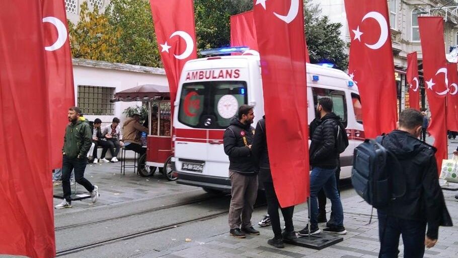 Автомобиль скорой помощи на месте теракта на центральной пешеходной улице Истикляль в Стамбуле - РИА Новости, 1920, 20.11.2022