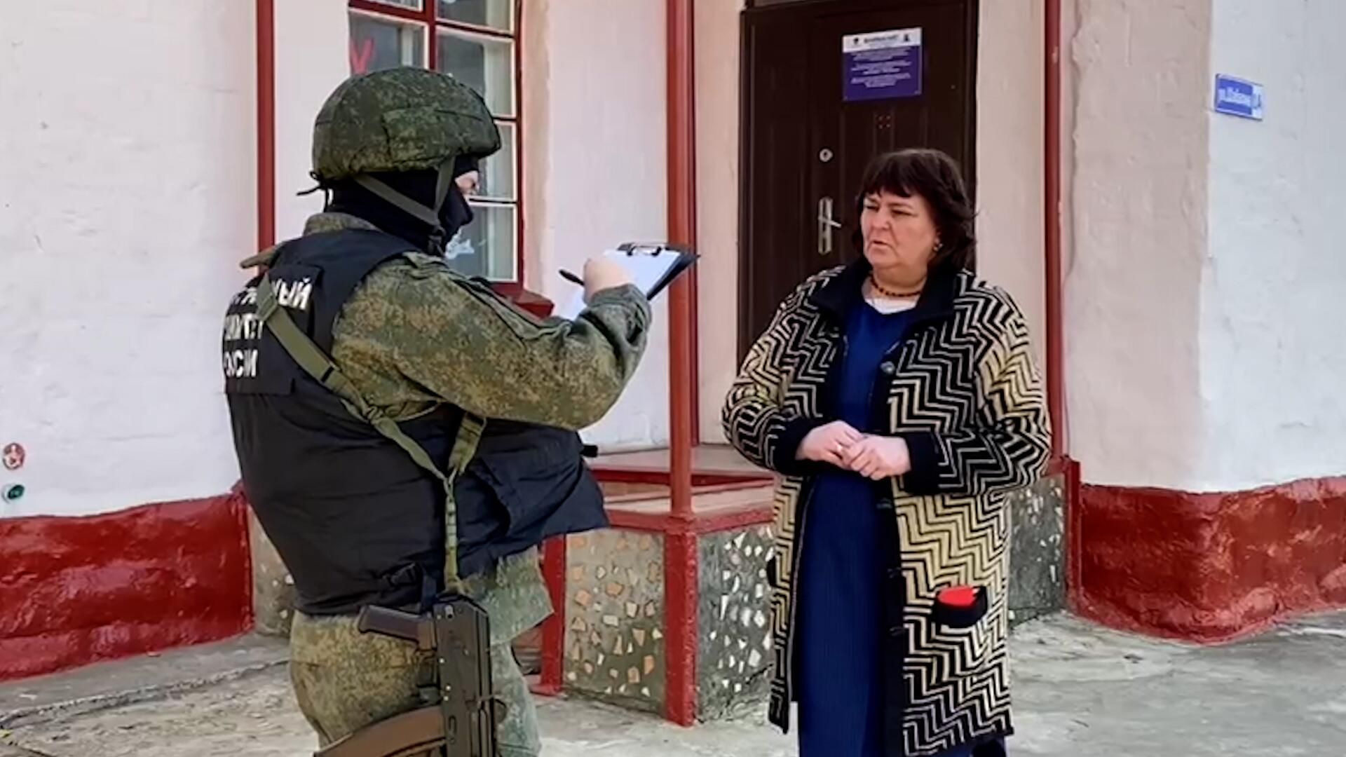 Работа следователей на месте обстрела села Сабовка в ЛНР Работа следователей на месте обстрела села Сабовка в ЛНР - РИА Новости, 1920, 14.11.2022