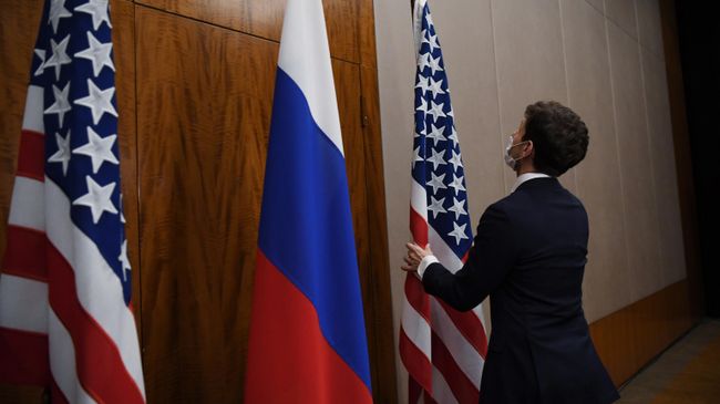 Флаги России и США