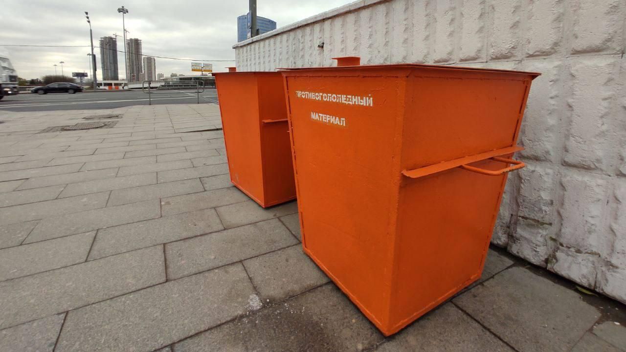 Контейнеры с противогололедным материалом в Москве Контейнеры с противогололедным материалом в Москве - РИА Новости, 1920, 19.01.2023