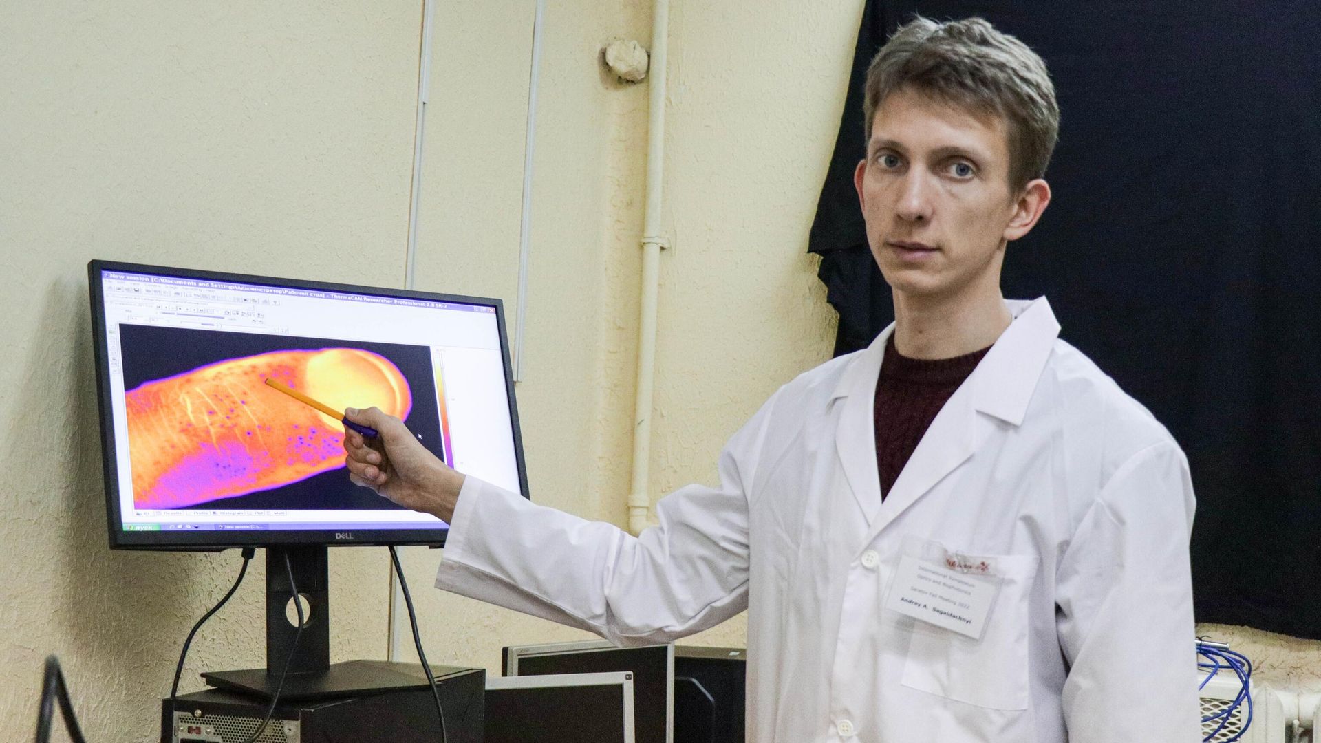 Доцент кафедры медицинской физики Андрей Сагайдачный демонстрирует термограмму активности потовых желез Доцент кафедры медицинской физики Андрей Сагайдачный демонстрирует термограмму активности потовых желез - РИА Новости, 1920, 16.11.2022