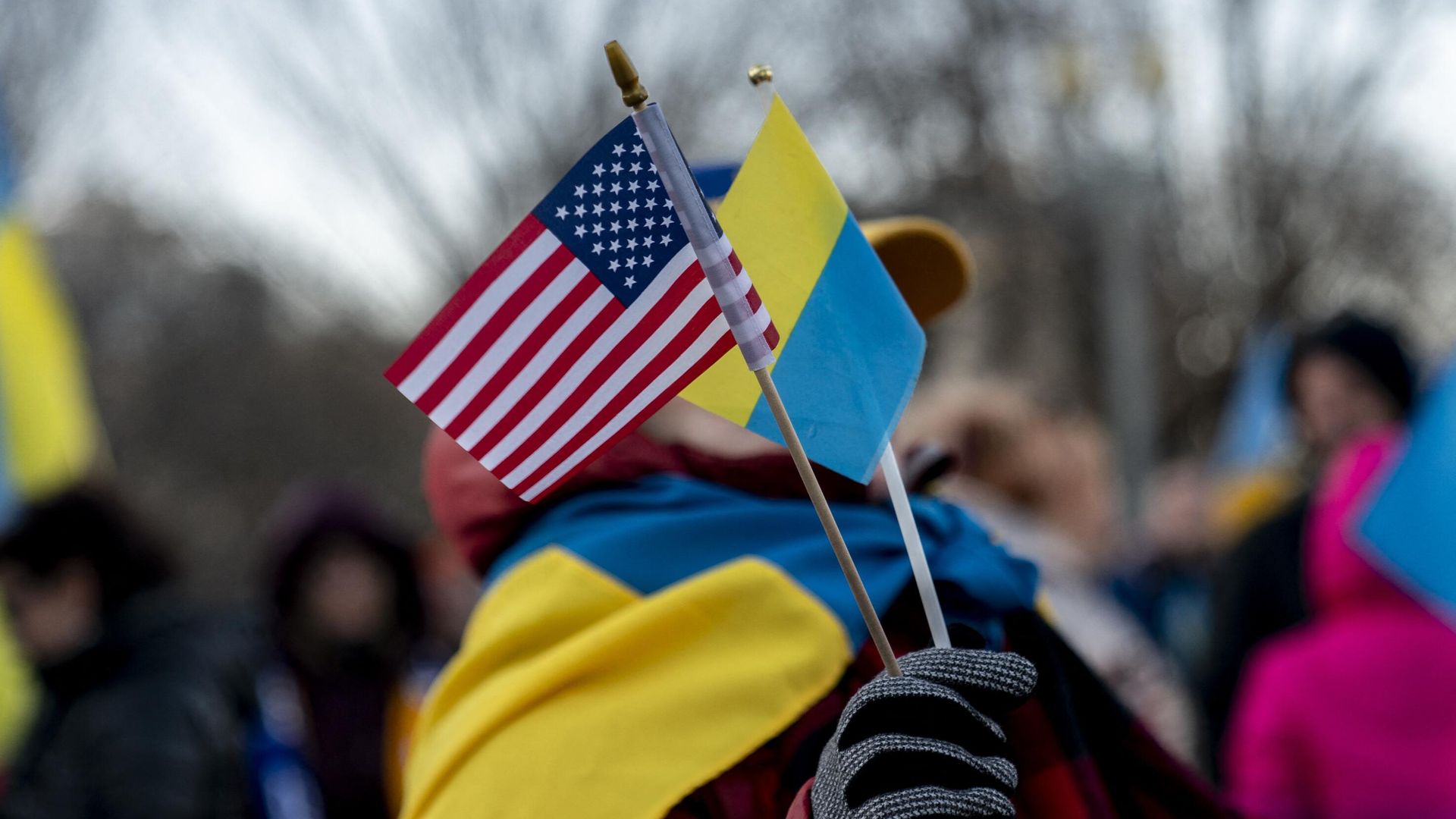 Человек держит флаги США и Украины перед Белым домом в Вашингтоне Человек держит флаги США и Украины перед Белым домом в Вашингтоне - РИА Новости, 1920, 16.11.2022