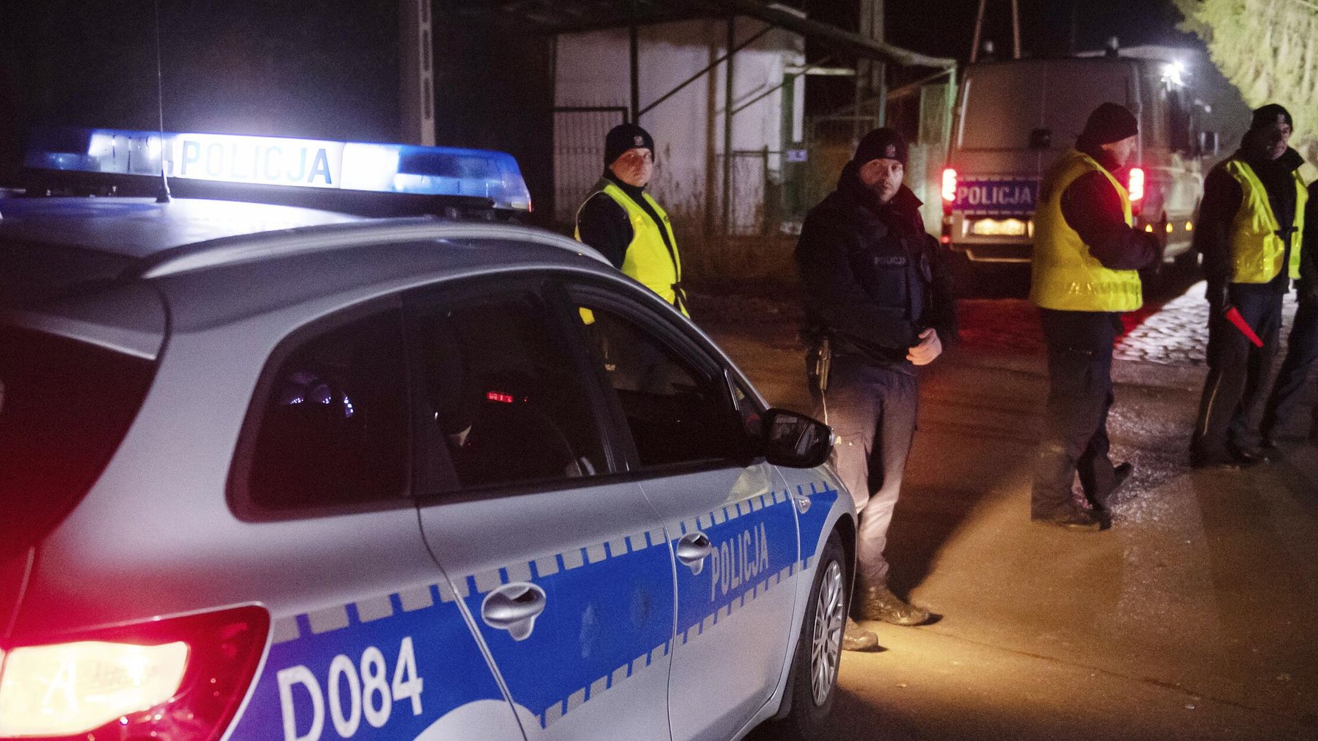 Сотрудники полиции возле зернового склада в населенном пункте Пшеводув, Польша Сотрудники полиции возле зернового склада в населенном пункте Пшеводув, Польша - РИА Новости, 1920, 16.11.2022