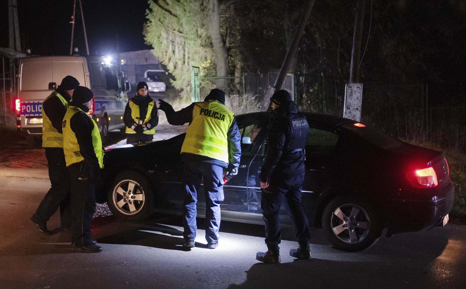 Сотрудники полиции возле зернового склада в населенном пункте Пшеводув, Польша Сотрудники полиции возле зернового склада в населенном пункте Пшеводув, Польша - РИА Новости, 1920, 27.05.2026