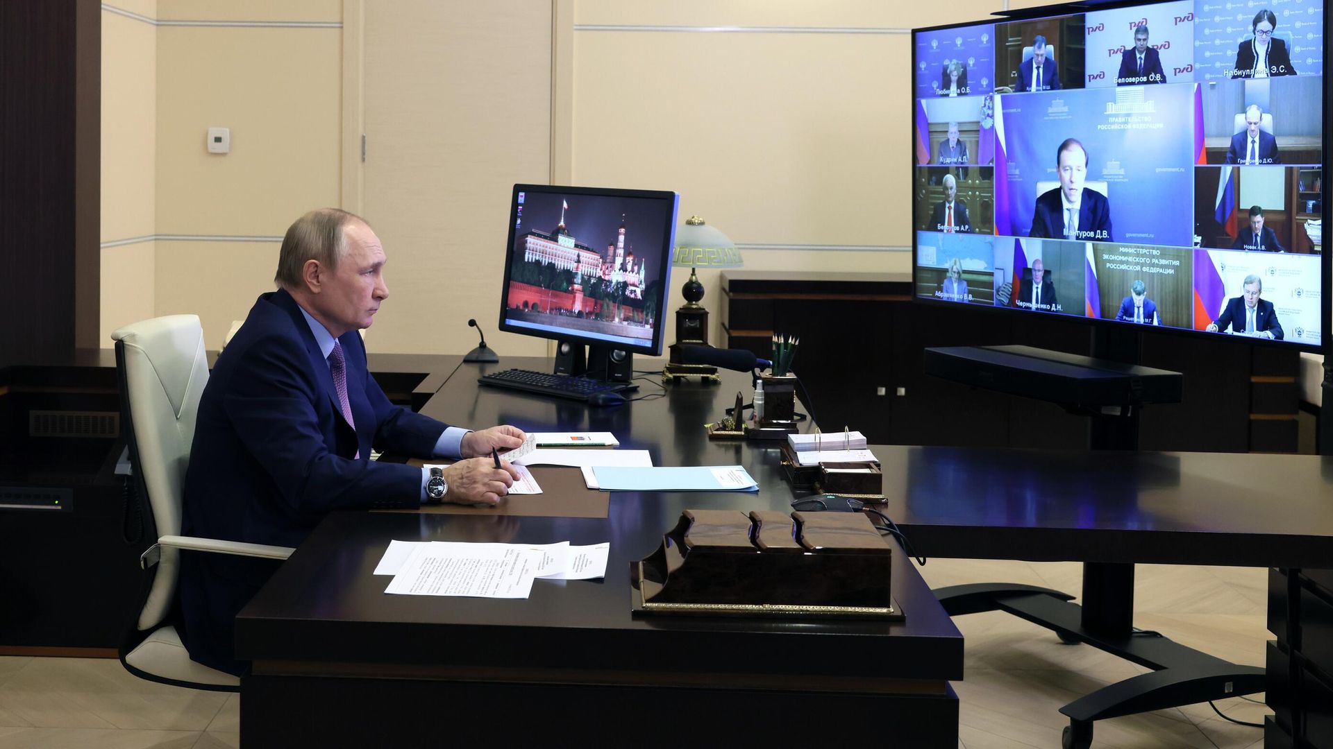 Президент России Владимир Путин проводит в режиме видеоконференции очередное совещание с членами правительства Президент России Владимир Путин проводит в режиме видеоконференции очередное совещание с членами правительства - РИА Новости, 1920, 11.12.2022