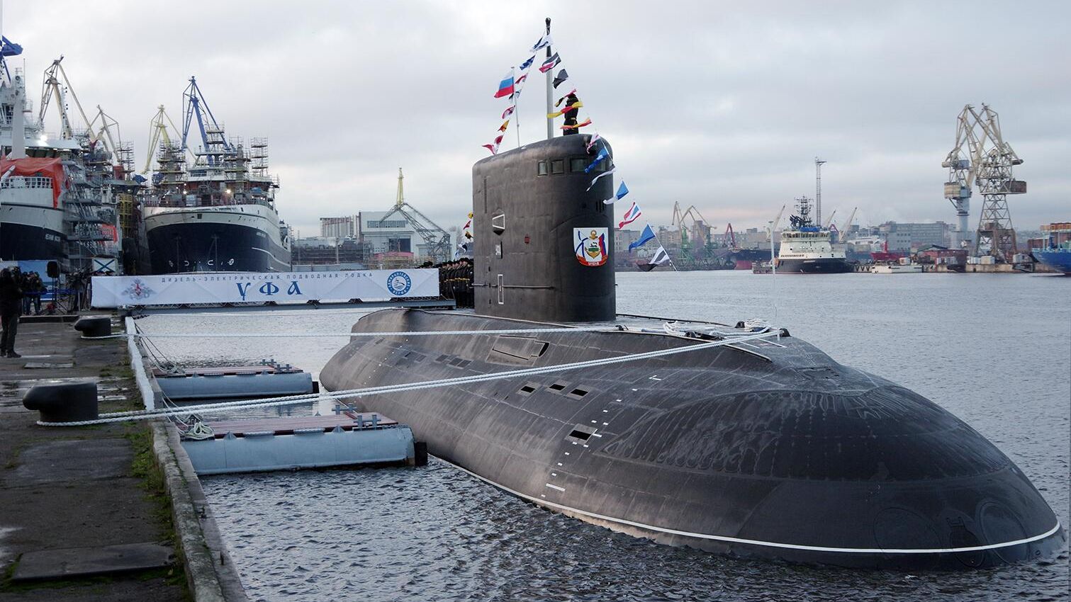Подводная лодка Уфа во время церемонии поднятия военно-морского флага РФ Подводная лодка Уфа во время церемонии поднятия военно-морского флага РФ - РИА Новости, 1920, 26.03.2025