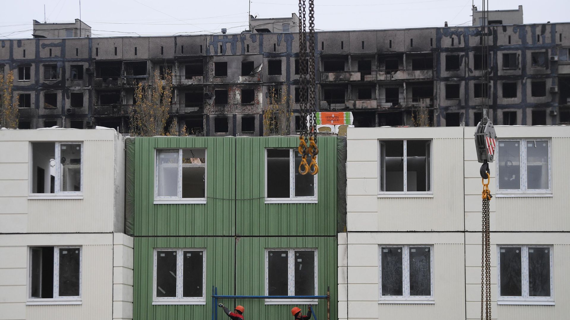 Рабочие во время строительства нового жилого дома на одной из улиц Мариуполя Рабочие во время строительства нового жилого дома на одной из улиц Мариуполя - РИА Новости, 1920, 28.02.2023