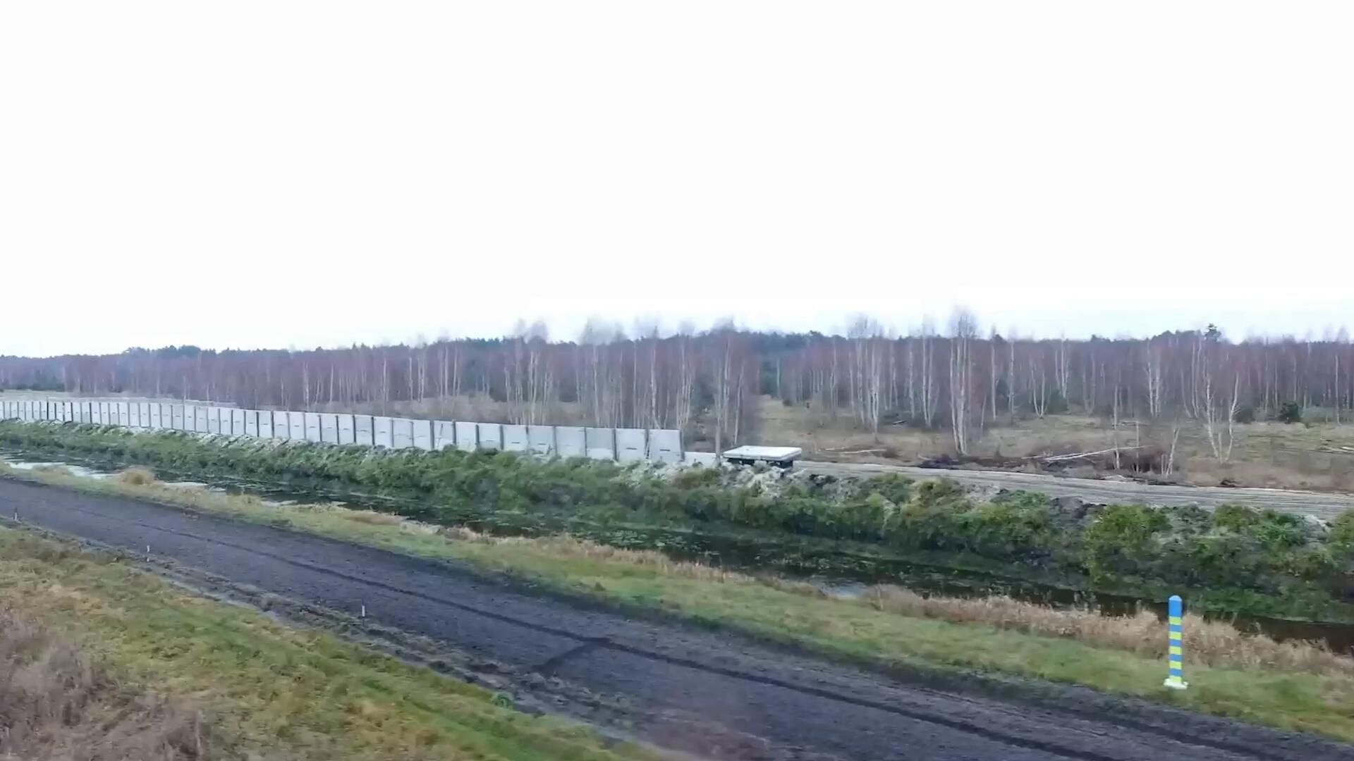 Железобетонный забор с колючей проволокой, построенный украинскими военными на границе с Белоруссией Железобетонный забор с колючей проволокой, построенный украинскими военными на границе с Белоруссией - РИА Новости, 1920, 17.11.2022