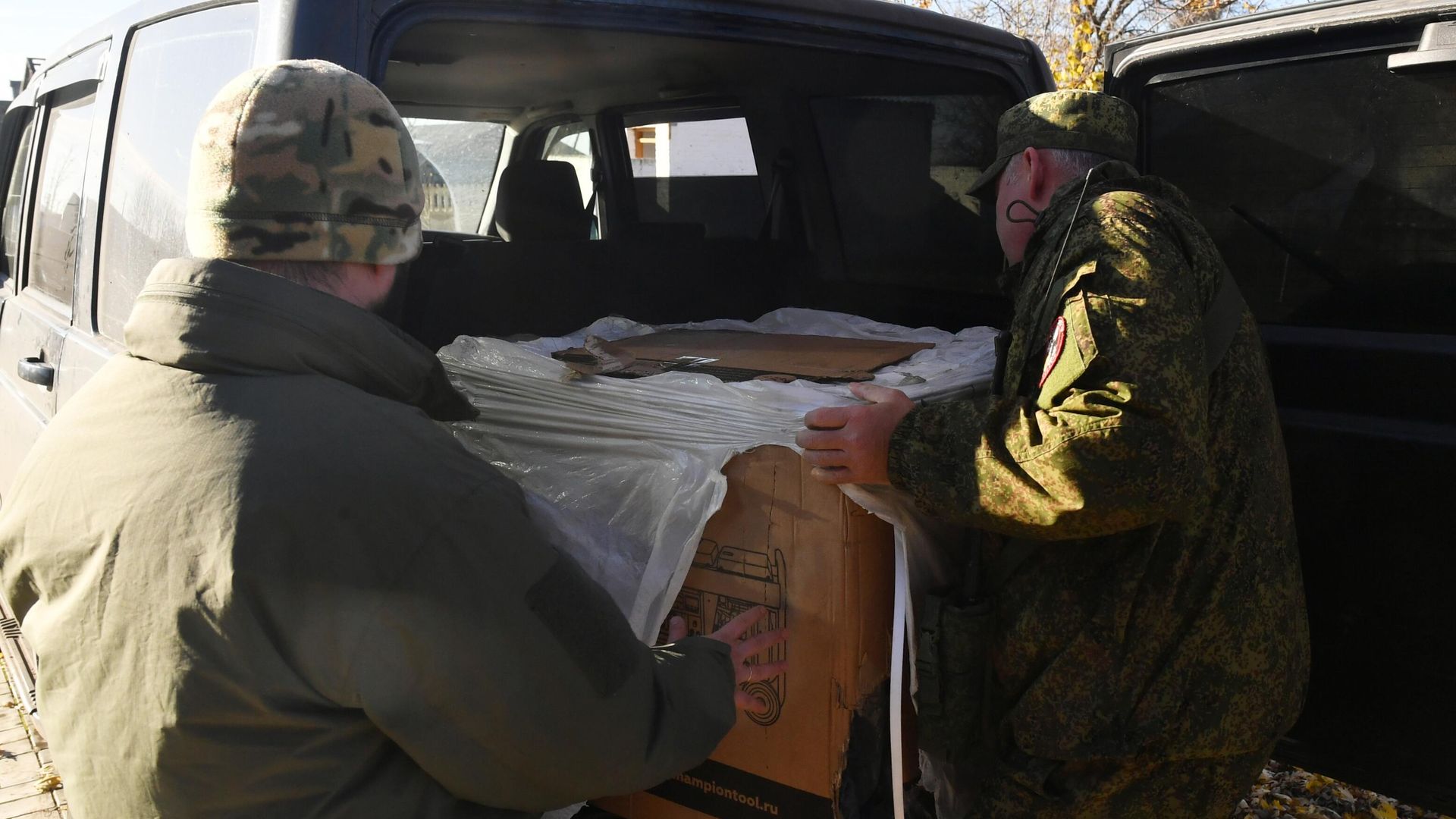 Военнослужащие ВС РФ разгружают гуманитарную помощь, привезенную журналистами РИА Новости, в Запорожской области. 17 ноября 2022 Военнослужащие ВС РФ разгружают гуманитарную помощь, привезенную журналистами РИА Новости, в Запорожской области. 17 ноября 2022 - РИА Новости, 1920, 17.11.2022