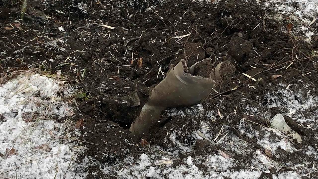Фрагмент снаряда ВСУ в воронке на одной из улиц города Шебекино Белгородской области Фрагмент снаряда ВСУ в воронке на одной из улиц города Шебекино Белгородской области - РИА Новости, 1920, 05.01.2023