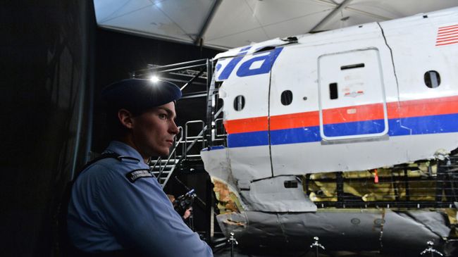Представление доклада об обстоятельствах крушения лайнера Boeing 777 Malaysia Airlines (рейс MH17) на Востоке Украины 17 июля 2014 года на военной базе Гилзе-Рейен в Нидерландах