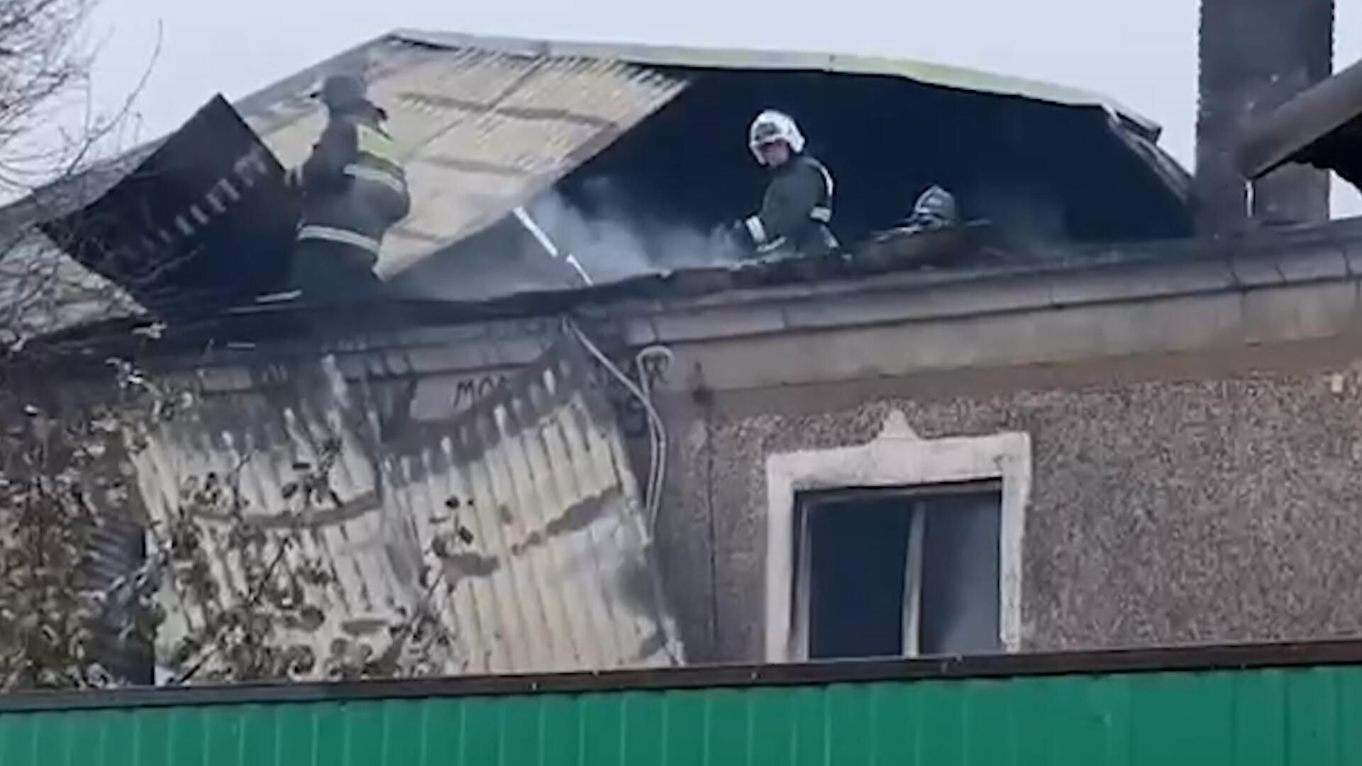Кадры с места пожара в частном доме Башкирии, где погибли семь человек Кадры с места пожара в частном доме Башкирии, где погибли семь человек - РИА Новости, 1920, 18.11.2022