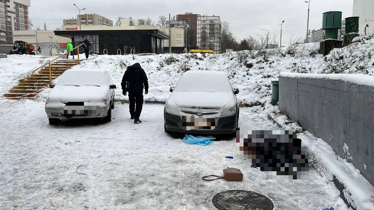 Место обнаружения тела убитой девушки на Севастопольском проспекте в Москве. 18 ноября 2022 - РИА Новости, 1920, 18.11.2022