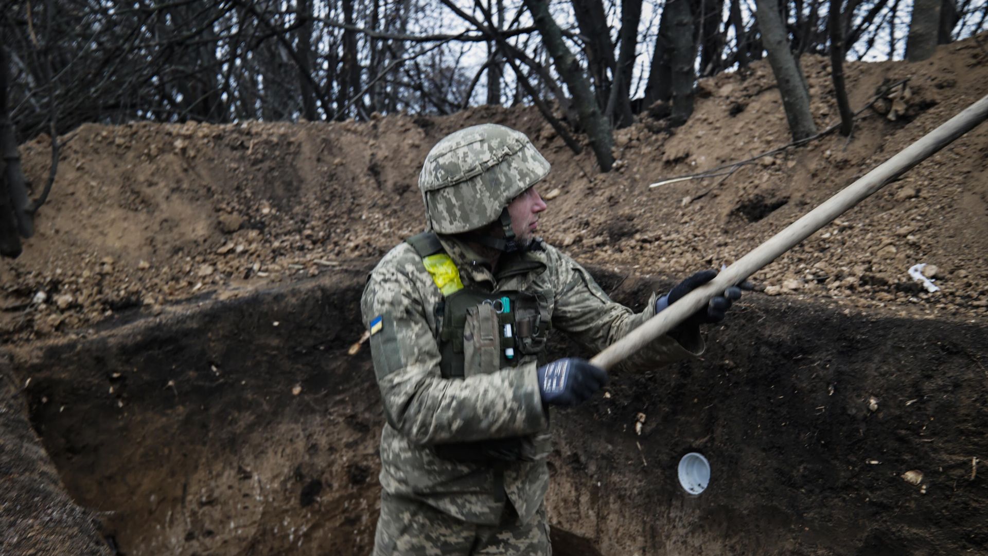 Военнослужащий ВСУ копает траншею Военнослужащий ВСУ копает траншею - РИА Новости, 1920, 30.11.2022