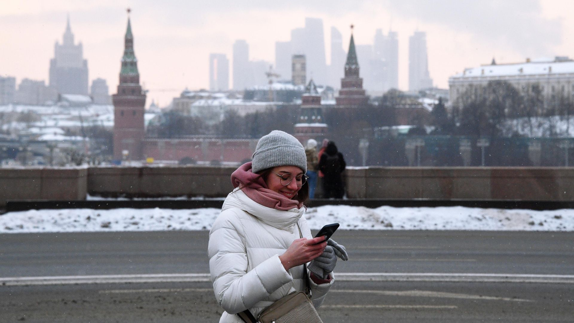 Девушка на Большом Москворецком мосту в Москве Девушка на Большом Москворецком мосту в Москве - РИА Новости, 1920, 18.11.2022