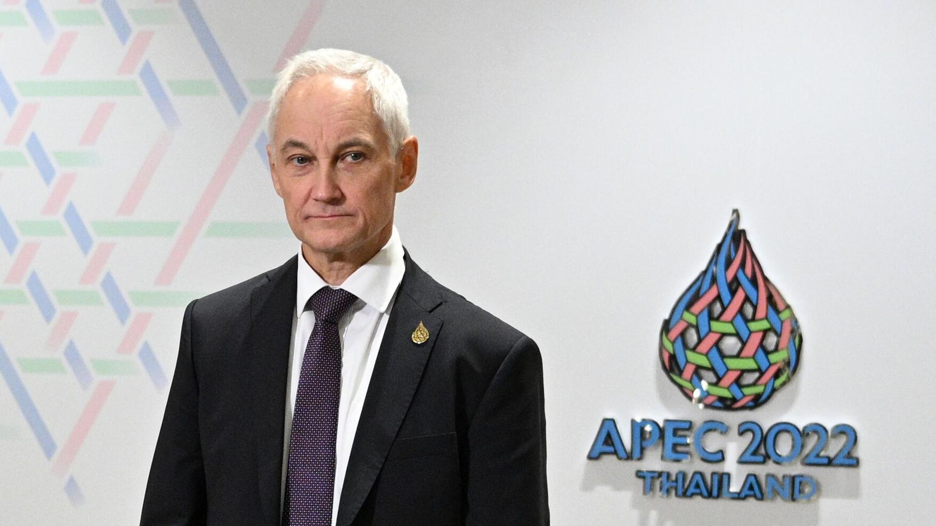 Первый заместитель председателя правительства РФ Андрей Белоусов выступает на брифинге для российских СМИ в рамках саммита АТЭС в Бангкоке - РИА Новости, 1920, 18.11.2022