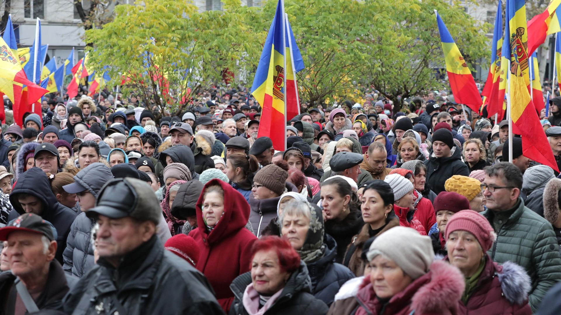 Участники акции протеста оппозиции, обвиняющие действующую власть в неспособности справиться с кризисом в Молдавии, перед зданием генеральной прокуратуры Молдавии в Кишиневе Участники акции протеста оппозиции, обвиняющие действующую власть в неспособности справиться с кризисом в Молдавии, перед зданием генеральной прокуратуры Молдавии в Кишиневе - РИА Новости, 1920, 20.11.2022