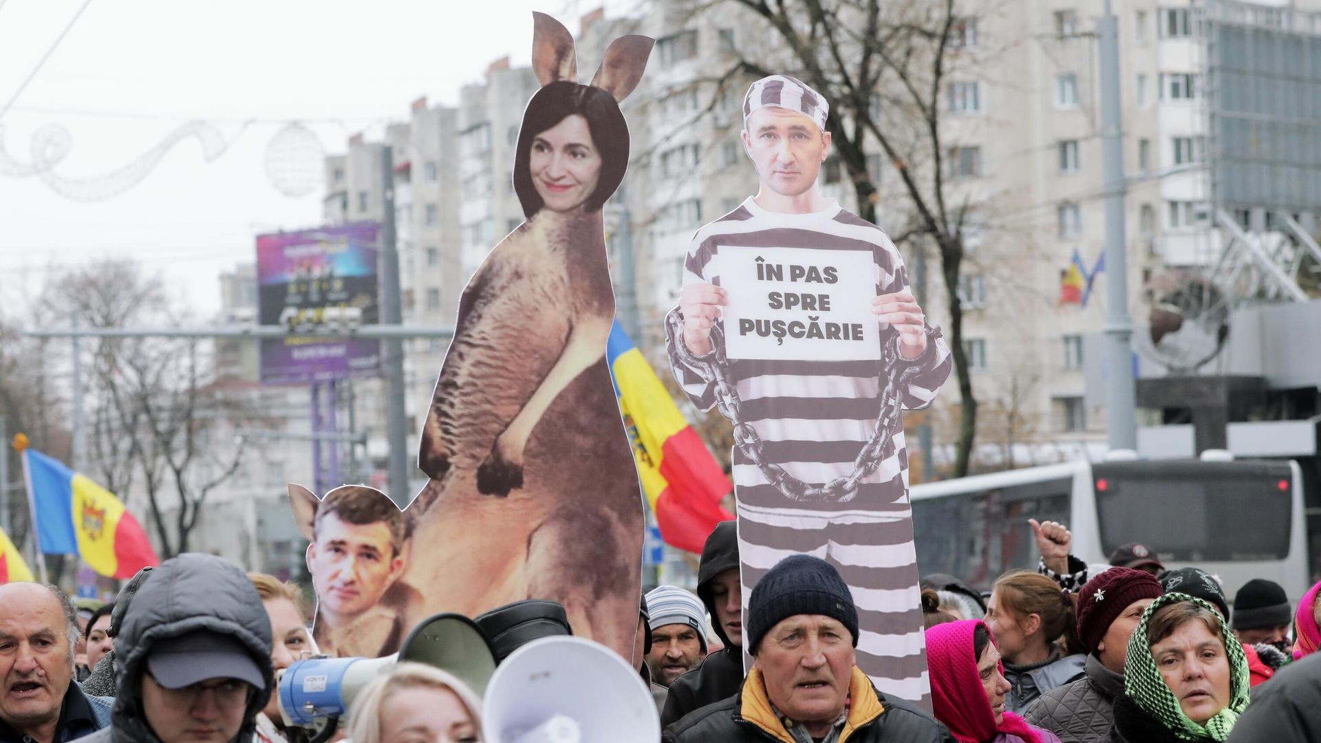 Участники акции протеста оппозиции перед зданием генеральной прокуратуры Молдавии в Кишиневе Участники акции протеста оппозиции перед зданием генеральной прокуратуры Молдавии в Кишиневе - РИА Новости, 1920, 15.12.2022