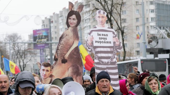 Участники акции протеста оппозиции перед зданием генеральной прокуратуры Молдавии в Кишиневе